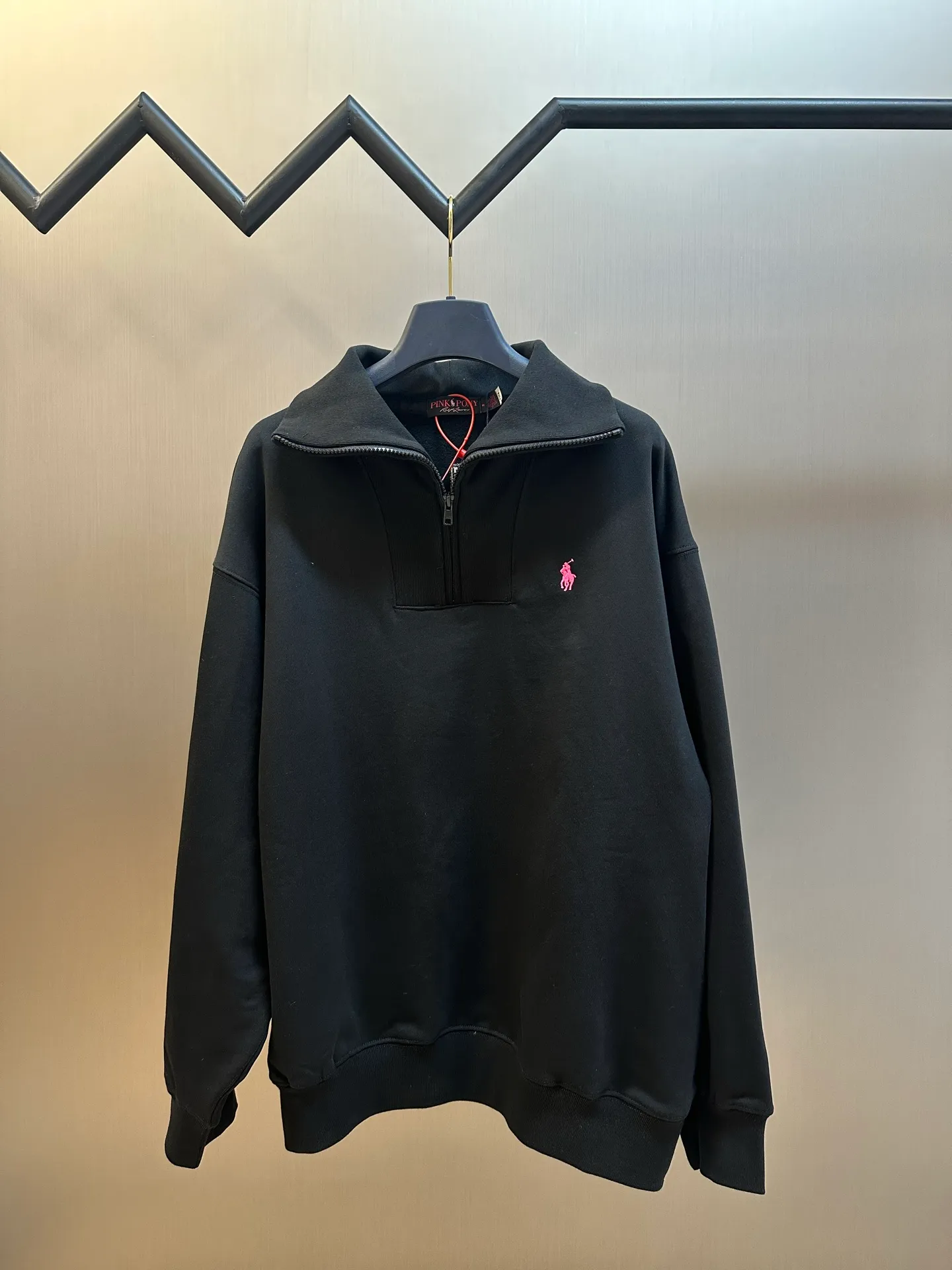 P440 Ralph Lauren Pink Label Half Turtleneck Sweatshirt Made of custom-made luxury cotton fleece composite, a touch of pink pony logo embroidery is embellished on the chest, and the back panel is embellished with the brand letters outlined in ivory white satin intarsia. The pink pony embroidery leaping in the center is the only color footnote in this black and white silent film.  Using imported machine appliqué embroidery technology, advanced computer control systems and precision mechanical components, Ralph Lauren appliqué embroidery operations are realized.  size：s m l xl